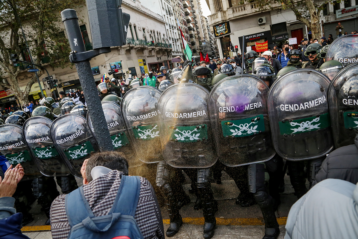Retirees were attacked by officers from the Prefecture and Gendarmerie in the area of ​​the National Congress.